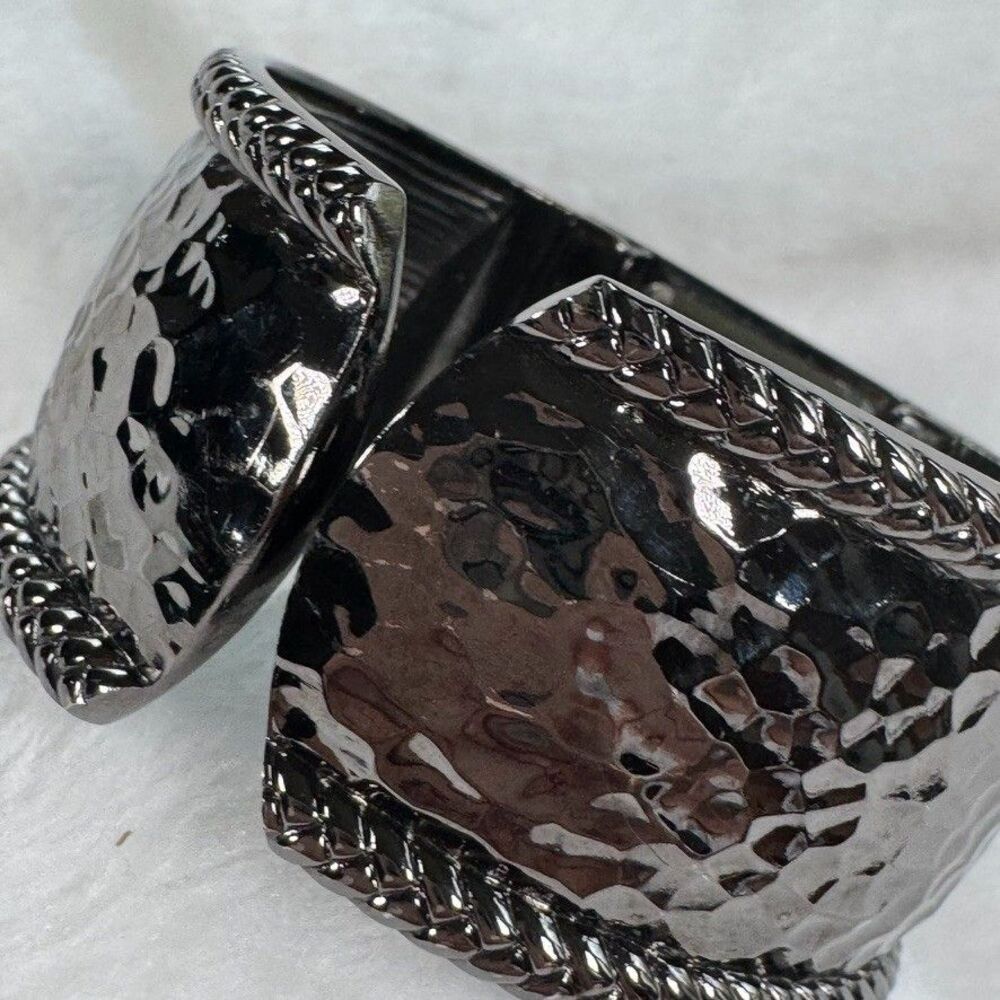 GNW Hammered Cuff Silver Toned Wide Bracelet Watch Y2K Quartz - Picture 3 of 16